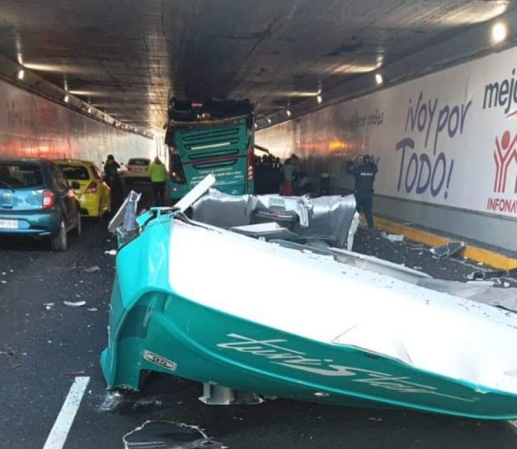 Un autobús impactó contra puente en Viaducto, se queda sin techo