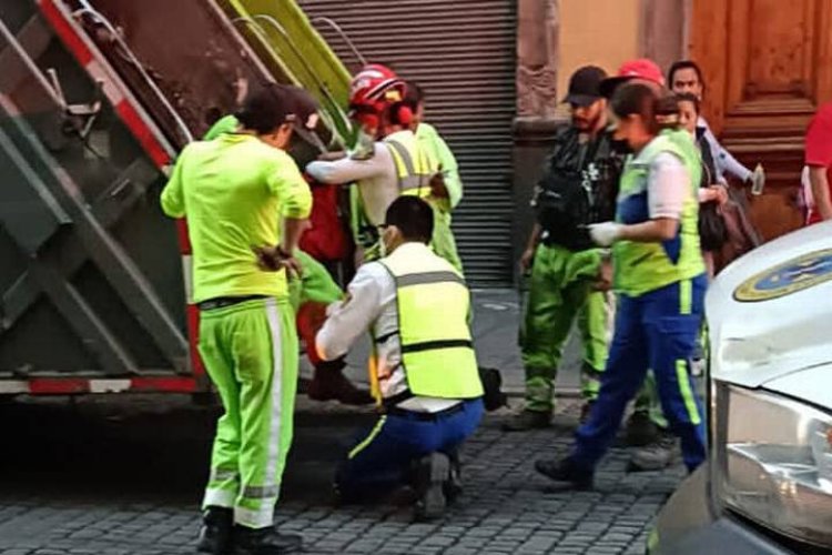 Trabajador casi muere prensado en camión recolector del Centro de la CDMX