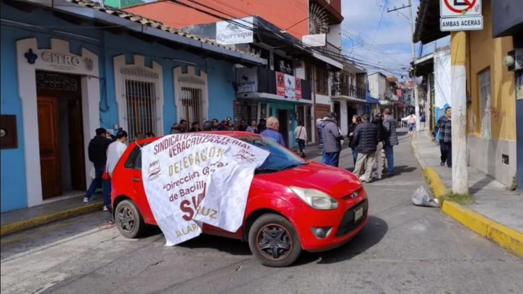 Integrantes del Sindicato Magisterial Veracruzano exigen la destitución del director del SSTEEV y cierran calles