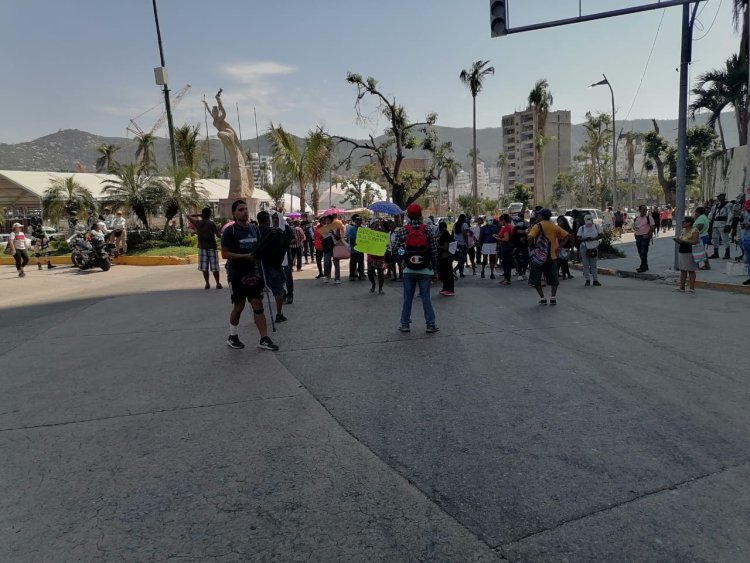 Vecinos de Acapulco protestan durante gira de AMLO; exigen censo para recibir apoyos