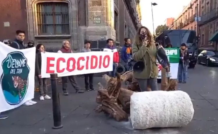 Colectivo ‘Sélvame del Tren’ protesta contra Tren Maya frente a Palacio Nacional