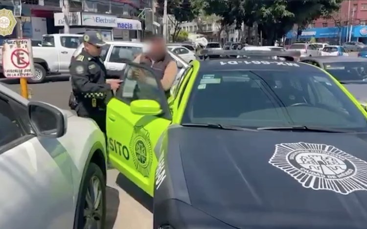 Detienen a hombre que llevaba varios millones de pesos en efectivo en la CDMX