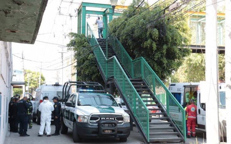 Encuentran a hombre colgado en puente peatonal del Eje Central, CDMX