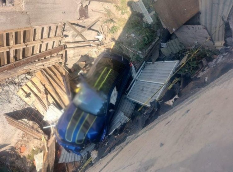 Auto cae en plaza comercial luego de balacera en la alcaldía Álvaro Obregón, CDMX