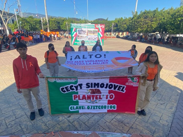 Marchan estudiantes pidiendo erradicar la violencia contra las mujeres en Chiapas