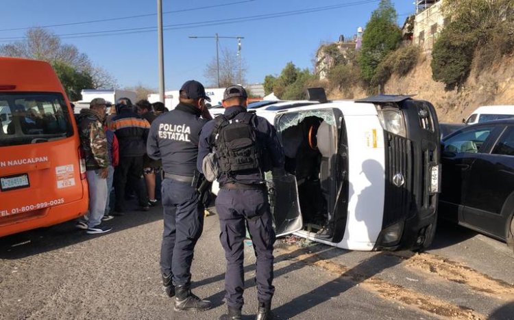 Transporte público vuelca en Naucalpan y hay varios heridos