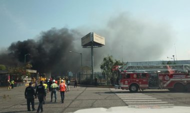 Reportan fuerte incendio en parque industrial de Ixtaczoquitlán, Veracruz