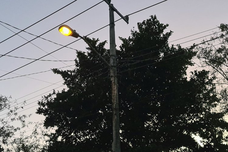 Poste de luz a punto de colapsar; familias viven con temor