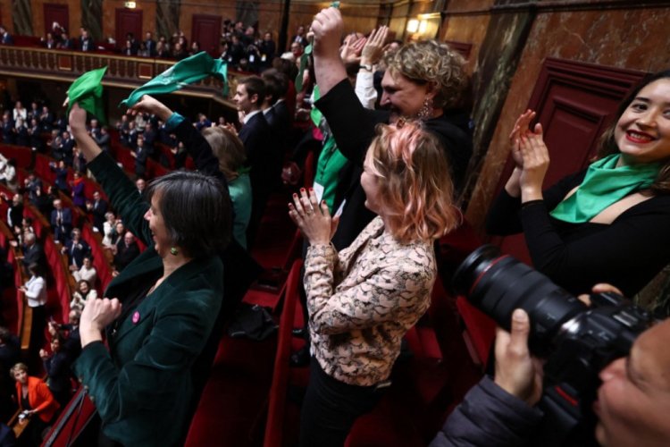 Francia es el primer país en garantizar el derecho al aborto en su constitución