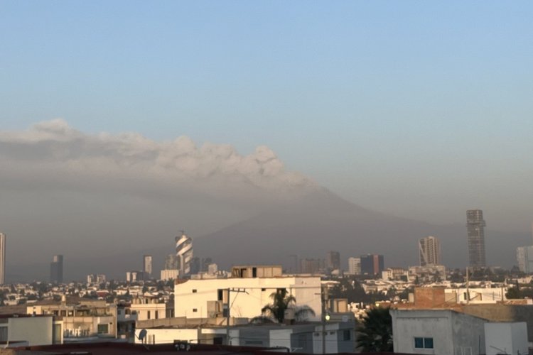 Mala calidad del aire por caída de ceniza en Puebla