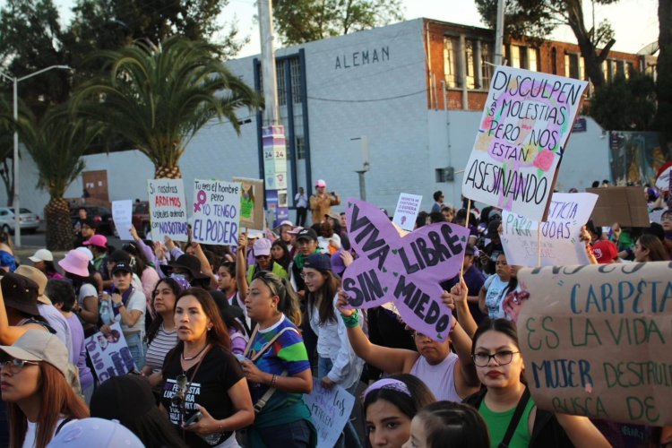 Miles de mujeres marchan en Pachuca