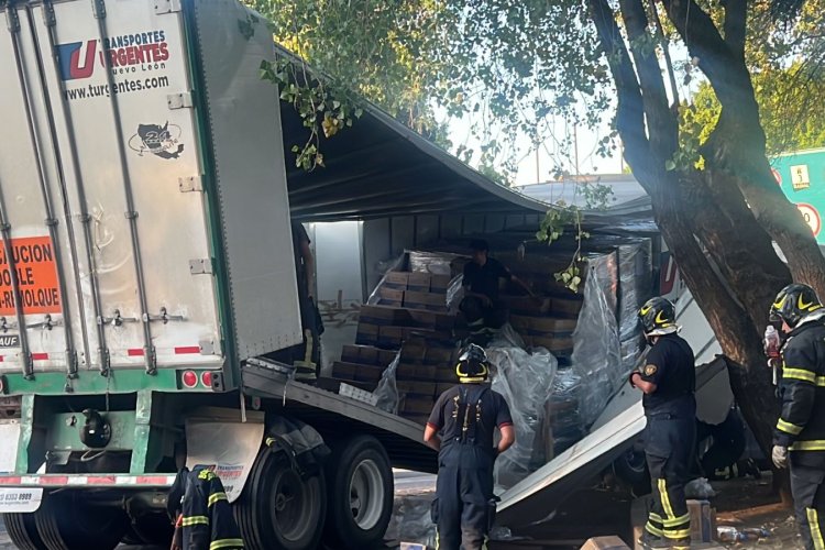 Tráiler ocasiona caos vial al atorarse en Viaducto y Tlalpan