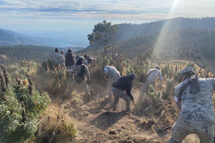 Elementos de la Guardia Nacional combate incendio en parque Nacional Izta-Popo