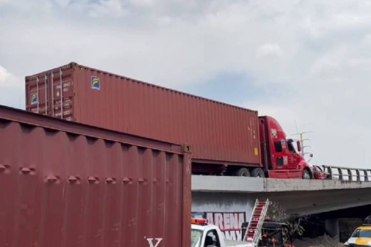 Cae caja tráiler de puente vehicular de Periférico de la Gustavo A. Madero