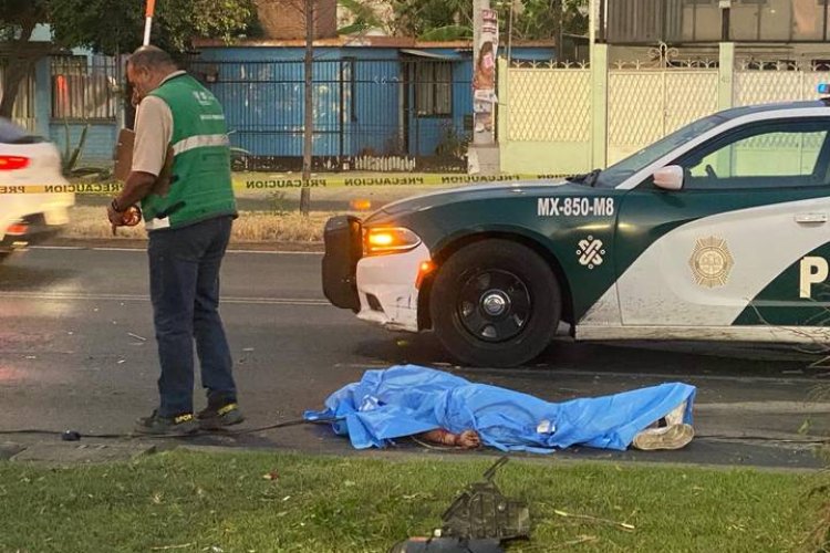 Peatón muere atropellado y provoca volcadura de carro en Periférico Sur