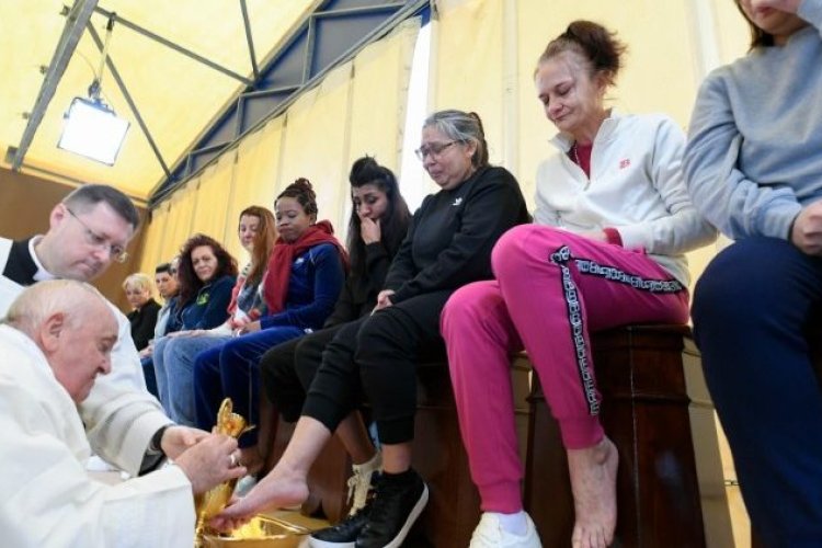 El papa Francisco rompe la tradición y le lava los pies a 12 mujeres en una prisión