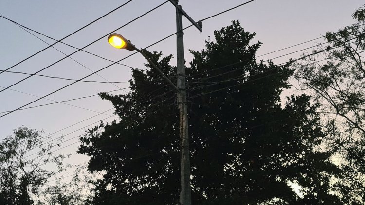 Poste de luz a punto de colapsar; familias viven con temor