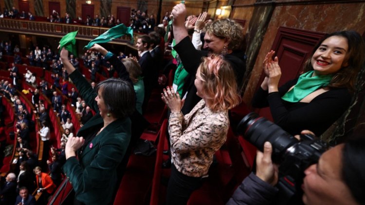 Francia es el primer país en garantizar el derecho al aborto en su constitución