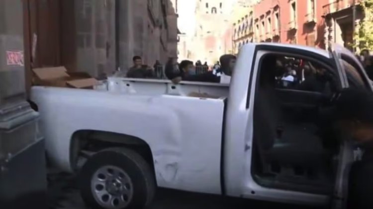 Normalistas de Ayotzinapa derriban puerta de Palacio Nacional durante conferencia mañanera