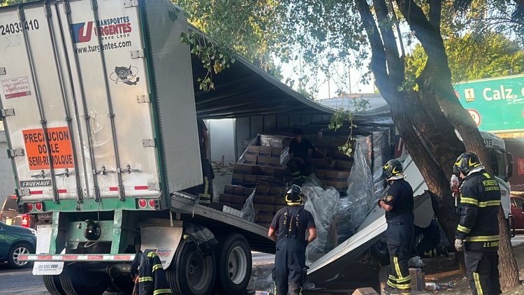 Tráiler ocasiona caos vial al atorarse en Viaducto y Tlalpan