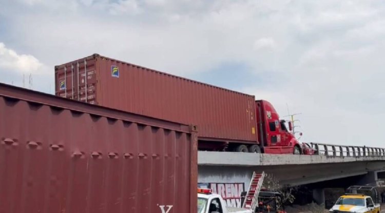 Cae caja tráiler de puente vehicular de Periférico de la Gustavo A. Madero