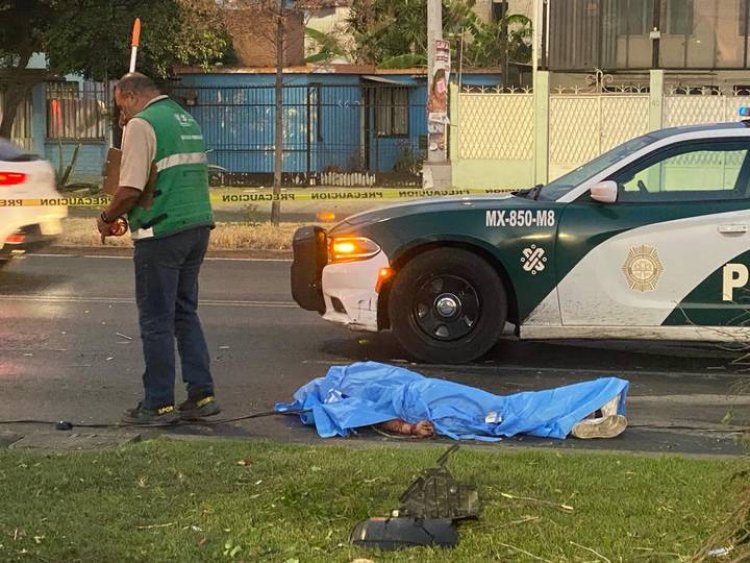 Peatón muere atropellado y provoca volcadura de carro en Periférico Sur