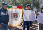 Trabajadores exigen su pago frente a Palacio de Gobierno de Chihuahua