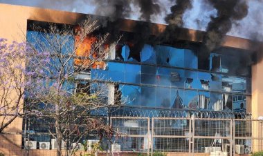 Normalistas de Ayotzinapa incendian Palacio de Gobierno de Chilpancingo, Guerrero