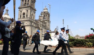Encuentran muerto a hombre en jardineras del Zócalo de la CDMX