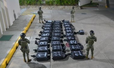 Aseguran toneladas de cocaína que flotaban en el mar de Michoacán