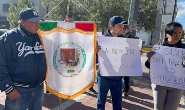 Trabajadores exigen su pago frente a Palacio de Gobierno de Chihuahua