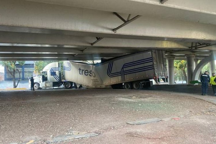 Tráiler se atora en bajopuente y afecta circulación en alcaldía Iztapalapa