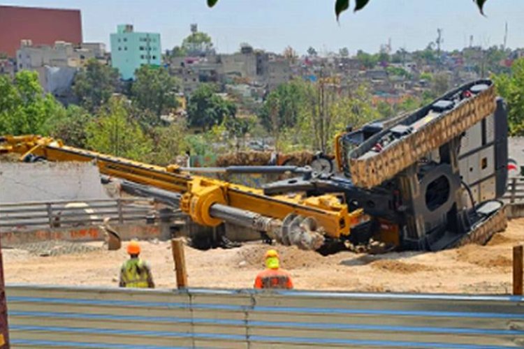 Vuelca máquina perforadora en obras del Tren Interubano en la CDMX