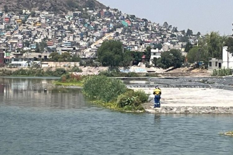 Encuentran cadáver flotando en laguna al norte de la CDMX