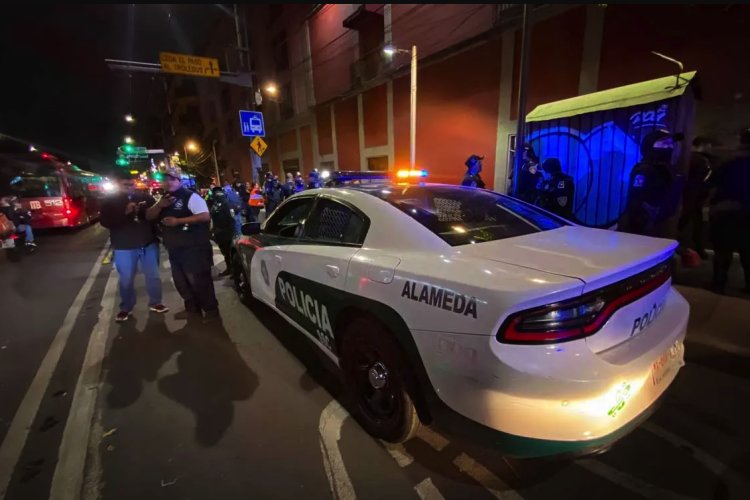 Balacean a mujer afuera del Metro Bellas Artes durante presunta riña