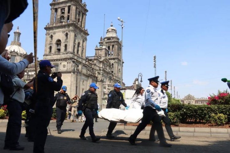 Encuentran muerto a hombre en jardineras del Zócalo de la CDMX