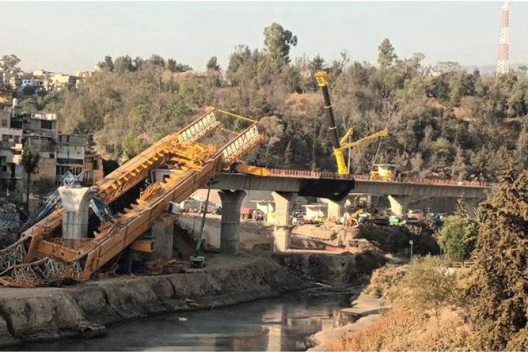 ¡Otra vez! Por fallas cae pesada maquinaria en construcción del Tren Interurbano