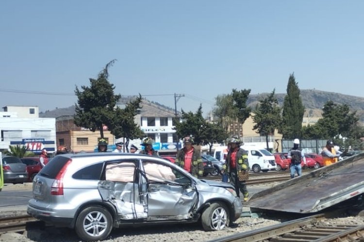 Abuelito pone en riesgo su vida por querer ganarle al tren en Toluca