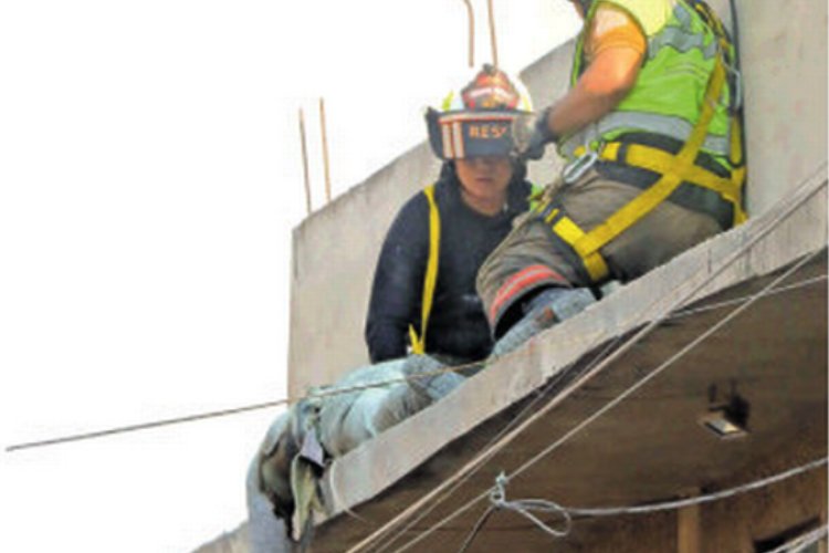 Trabajador de CFE muere tras electrocutarse y caer en Ecatepec, Edomex
