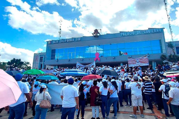 Docentes de escuelas de Baja California Sur continúan en paro laboral