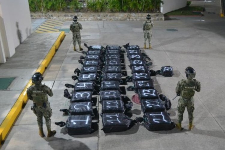 Aseguran toneladas de cocaína que flotaban en el mar de Michoacán