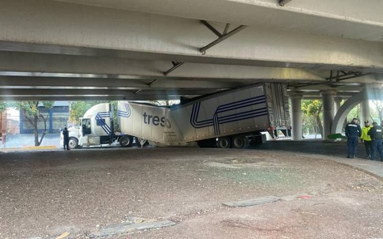 Tráiler se atora en bajopuente y afecta circulación en alcaldía Iztapalapa