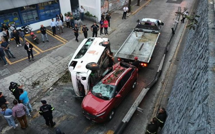 Combi cae de puente vehicular y aplasta a otro carro en Naucalpan, Edomex