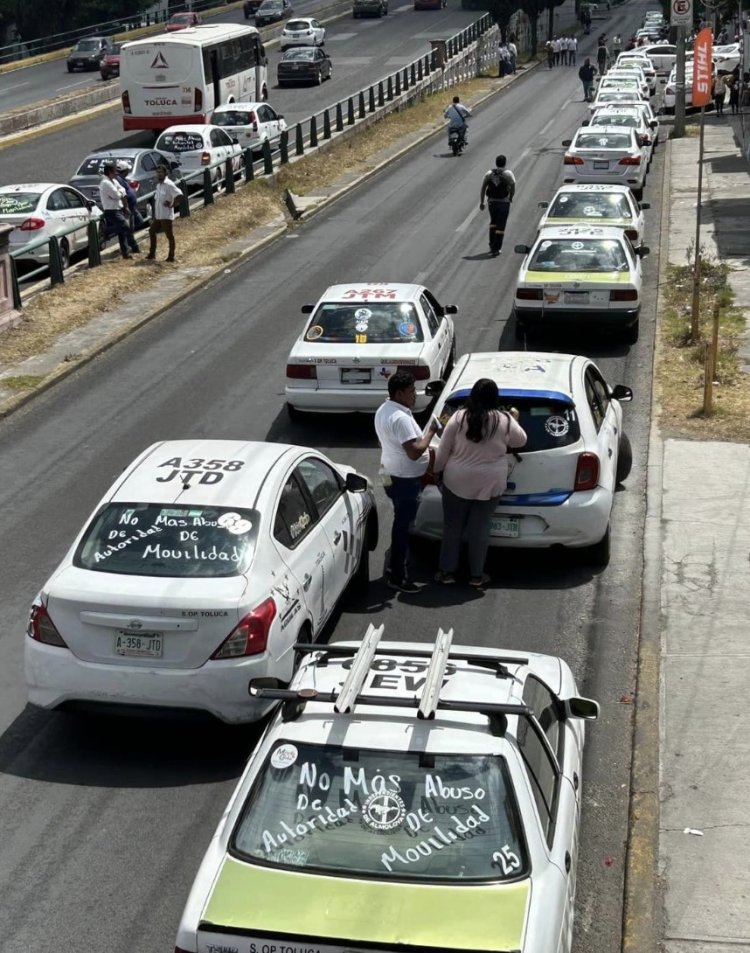 Taxistas se manifiestan en la Secretaría de Movilidad del Edomex por retención de 24 unidades