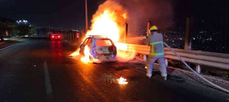 Asesinan a taxista y lo calcinan dentro de su unidad en mirador Los Amorosos en Tuxtla Gutiérrez