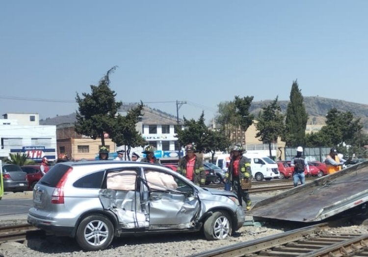 Abuelito pone en riesgo su vida por querer ganarle al tren en Toluca