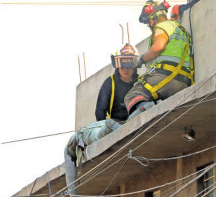 Trabajador de CFE muere tras electrocutarse y caer en Ecatepec, Edomex