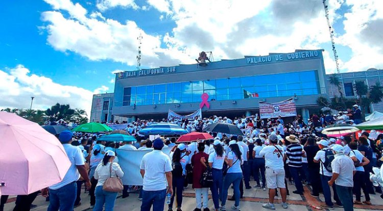 Docentes de escuelas de Baja California Sur continúan en paro laboral