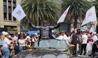 Batman arropa a Caty Monreal para recuperar la Cuauhtémoc