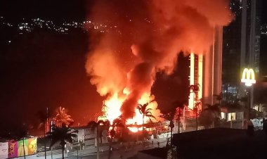 Incendio consume dos restaurantes en Acapulco